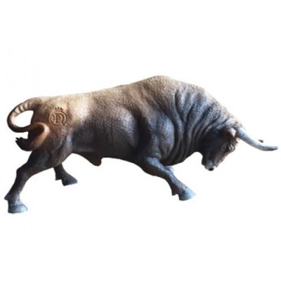 Toro Bravo Castaño Embistiendo